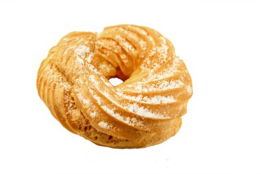 Beyaz arka planda izole krem puf halkaları. Choux böreği. Süzme peynir ile Muhallebi halkaları. 