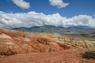 Altay Dağları'nda Mars Vadisi manzara. Gökkuşağı dağları. Yer con.tains cıva, bu yüzden Mars gezegeni gibi görünüyor. Altay. Sibirya'nın Doğası, Rusya Federasyonu