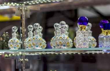 Doğu çarşısı çok renkli şişeler parlak taşlar ve parfümler için farklı şekillerde tezgahüzerinde aynaya yansıtılır