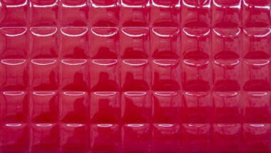 kırmızı kapitone deri kanepe gibi konveks parlak bloklardan kırmızı renk seramik karo