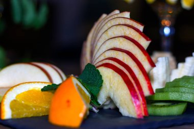 Lokantada güzel servis edilen doğranmış meyve tabağı.