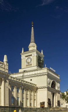 bir kule ile Volgograd tren istasyonu binası bir mimari anıt; kulede restorasyon çalışmaları 6 Eylül 2019'da devam ediyor