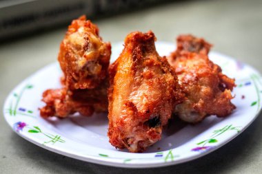 Kızarmış tavuk kanadı.