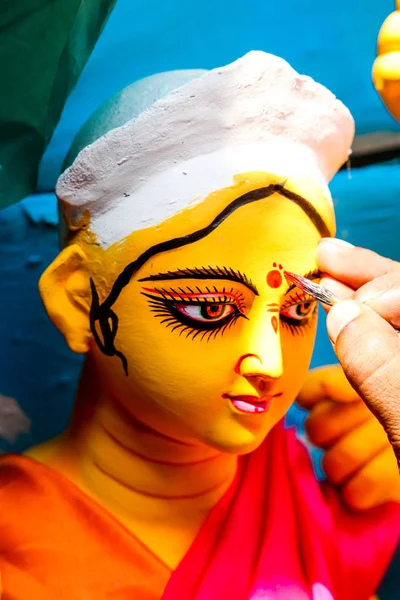 Kalküta; Hindistan - Asya; Bir sanatçı, Durgapuja festivali 2'yi güncelleyen Kumortuli'de Paris Kilinin Sıvası atölyesinde Hindu TanrıçaSı Durga'nın idolü için son rötuşları yaptı.
