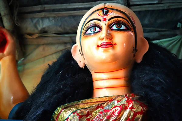 Kumortuli'de tanrıça Durga putunun yapımı. Bu idoller, Batı Bengal'in en büyük festivali durga puja için yaratılıyor. Özellikle Batı Bengal Hint eyaletlerinde popüler...