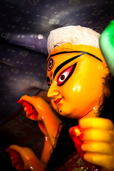 Kumortuli'de tanrıça Durga putunun yapımı. Bu idoller, Batı Bengal'in en büyük festivali durga puja için yaratılıyor. Özellikle Batı Bengal Hint eyaletlerinde popüler..