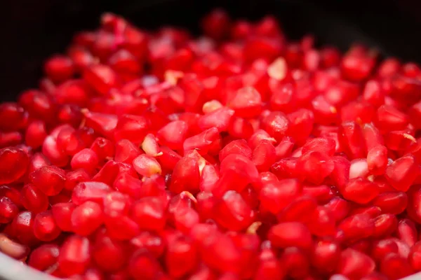 Kırmızı olgun nar tohumları yakın çekim. sağlık gıda. nar tohumlarının güzel arka plan dokusu. Duvar kağıdı tasarımı. Canlı renklere sahip nar tohumları 1