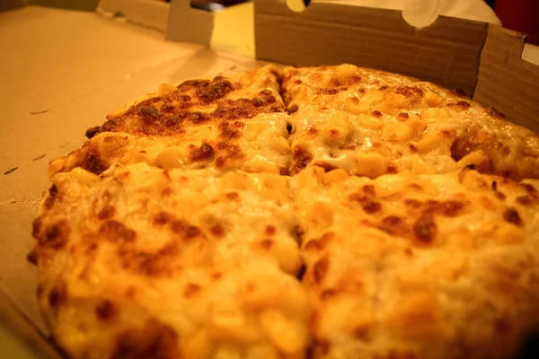 Mozzarella peynirli altın mısır pizzası