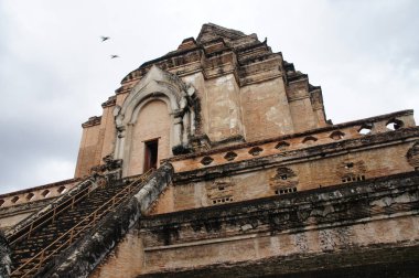 Eski Chiang Mai tapınağında Buda heykeli