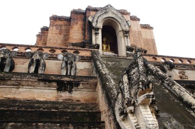 Eski Chiang Mai tapınağında Buda heykeli