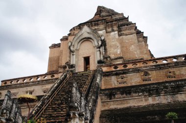 Eski Chiang Mai tapınağında Buda heykeli