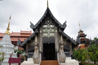 Eski Chiang Mai tapınağında Buda heykeli