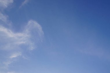 Mavi gökyüzü, beyaz bulutlar, güzel parlak gökyüzü, arkaplan resmi