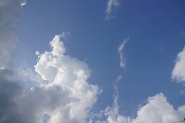 Mavi gökyüzü, beyaz bulutlar, çok güzel