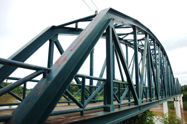 Grande Ponte Acciaio Sul Fiume — Foto Stock