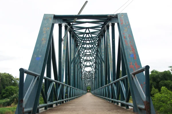 Große Stahlbrücke Über Den Fluss — Stockfoto
