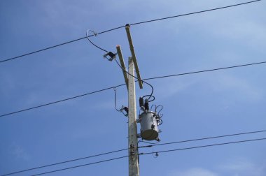 Elektrik direği, elektrik hattı, trafo.