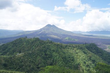 Atmosfer, dağlar, Bali 'deki güzel gökyüzü.