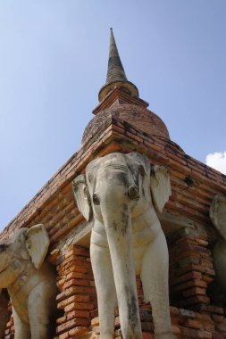 Eski şehir pagoda 'sını, sukhothai' yi, dünya mirasını, Tayland 'ın turistik merkezlerini çevreleyen fil heykelleri