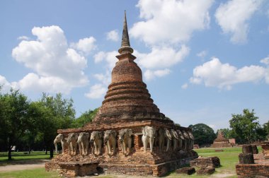 Eski şehir pagoda 'sını, sukhothai' yi, dünya mirasını, Tayland 'ın turistik merkezlerini çevreleyen fil heykelleri