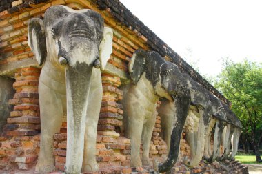Eski şehir pagoda 'sını, sukhothai' yi, dünya mirasını, Tayland 'ın turistik merkezlerini çevreleyen fil heykelleri