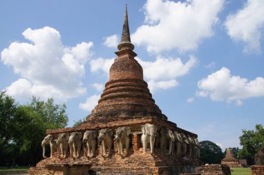 Fil heykeli eski tapınağın etrafını sarar. Sukhothai eski şehir, dünya mirası, Tayland 'ın turistik yerleri.