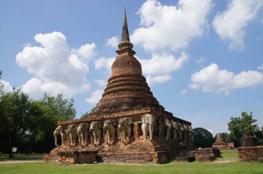Fil heykeli eski tapınağın etrafını sarar. Sukhothai eski şehir, dünya mirası, Tayland 'ın turistik yerleri.