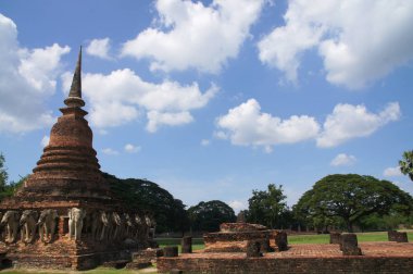 Fil heykeli eski tapınağın etrafını sarar. Sukhothai eski şehir, dünya mirası, Tayland 'ın turistik yerleri. 
