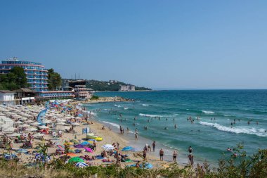 St Constantine ve Elena tatil köyü, Varna, Bulgaristan 24 Ağustos 2019 Sıcak havanın tadını çıkaran insanlar, plaj eğlencesi, - plajda otellerin olduğu tatil beldesi