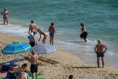 St Constantine ve Elena tatil beldesi, Varna, Bulgaristan 08/24/2019 İnsanlar sıcak havanın tadını çıkarıyor, plaj eğlencesi, - tatil beldesi, yaz aylarında denizde dinlenen