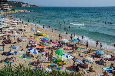 St Constantine ve Elena tatil beldesi, Varna, Bulgaristan 08/24/2019 İnsanlar sıcak havanın tadını çıkarıyor, plaj eğlencesi, - tatil beldesi, yaz aylarında denizde dinlenen