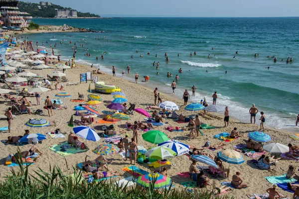 St Constantine ve Elena tatil beldesi, Varna, Bulgaristan 08/24/2019 İnsanlar sıcak havanın tadını çıkarıyor, plaj eğlencesi, - tatil beldesi, yaz aylarında denizde dinlenen