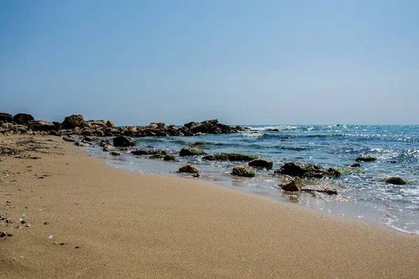 Piękny Dziki Krajobraz Plaży Słoneczny Dzień Fale Wodne Uderzające Klify — Zdjęcie stockowe