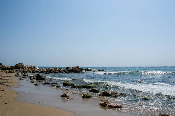 Дикий Пляжный Пейзаж Солнечный День Волны Воды Ударяющие Скалы Природа — стоковое фото