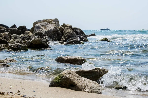 Vacker Vild Strand Landskap Solig Dag Vatten Vågor Som Träffar — Stockfoto