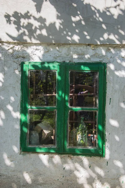 Oude Roestige Groene Raam Met Flessen Achter Het Glas Gebouw — Stockfoto