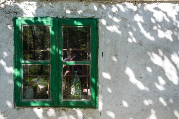 Vecchia Finestra Verde Arrugginito Con Bottiglie Dietro Vetro Edificio Esterno — Foto Stock