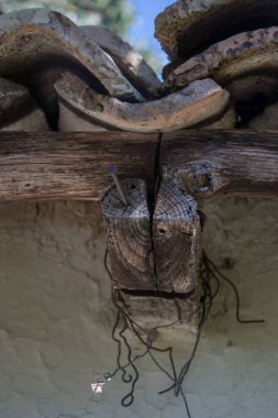 Hasarlı odunların yakın çekimi, çatı detayları. Doku ve detaylar, kırsal arkaplan