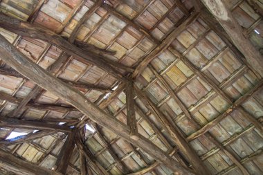 Eski ahşap bir evin detayları, ahşap ahır yapısı, kırsal kesim, terk edilmiş bir evin içi.