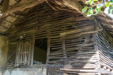 Eski ahşap bir evin detayları, ahşap ahır yapısı, kırsal kesim, terk edilmiş bir evin içi.