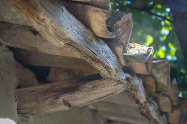 被损坏的木头的特写 屋顶的细节 结构和细节 农村背景 — 图库照片