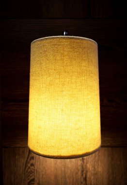 Ahşap yüzeyüzerinde kumaş abajurlu Parlak duvar lambası 