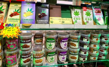 Amsterdam / Hollanda - 10 Temmuz: Mary ve Juana esrar çikolata ve uzay kek ve kurabiye Amsterdam turist arasında favori haline