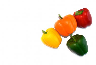 Taze organik sebzeler. Turuncu, sarı, yeşil, kırmızı biber veya kırmızı biber beyaz arka plan üzerinde izole, kopya alanı, üst görünüm