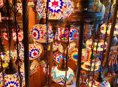 Geleneksel vintage mozaik Türk Arapça Fas lı çok renkli lambalar   