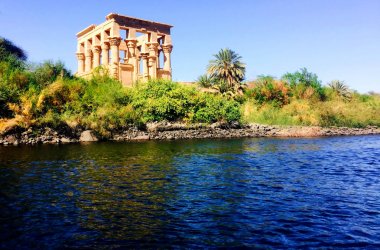 Aswan Barajı ve Nasır Gölü, Mısır aşağı Agilkia adasında Philae tapınağının muhteşem görünümü. Trajan'ın Philae Köşkü. 