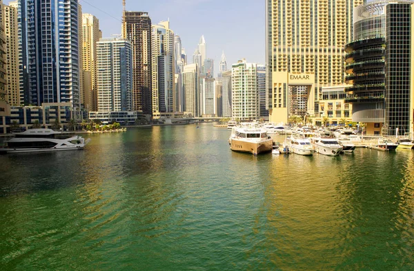 Dubai / Bae - 6 Eylül 2019: Dubai Marina'nın gökdelenleri ve yatlı lagünü ile lüks turistik bölgesine bakış. 