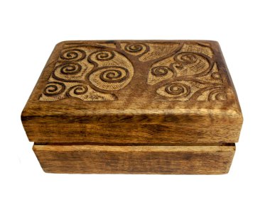 Eski kapalı oyma ahşap takı kutusu beyaz arka plan üzerinde izole.