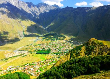 Gürcistan'da Kazbek dağından Mtskheta-Mtianeti Bölgesi'ndeki Stepantsminda kasabasının pitoresk görünümü.