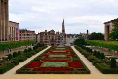 Brüksel /Belçika - 9 Temmuz 2019: Brüksel ana meydanının manzarası. Şehirde tarihi bir yer - Mont des Arts. Kunstberg.